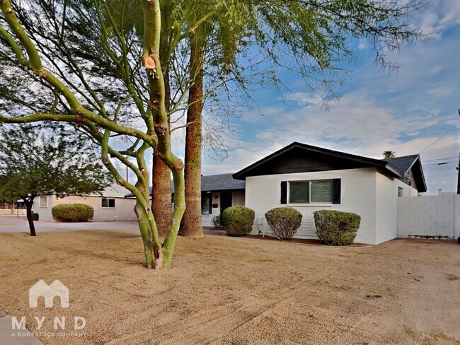 Building Photo - 1544 W 6th St