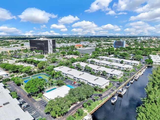 Building Photo - 6279 Bay Club Dr