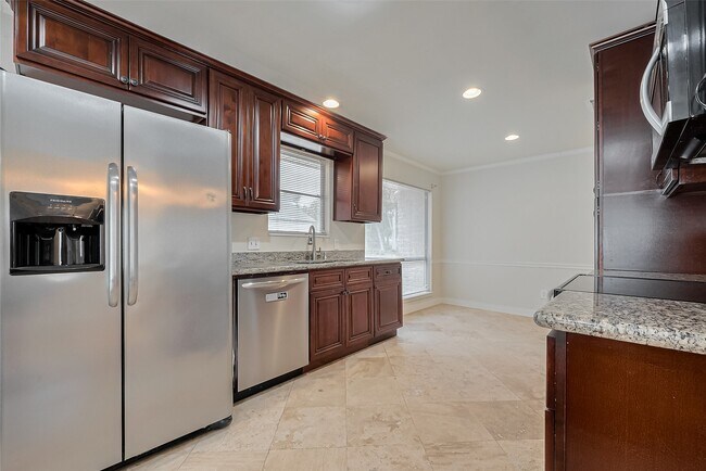 Building Photo - 13731 Greenway Dr