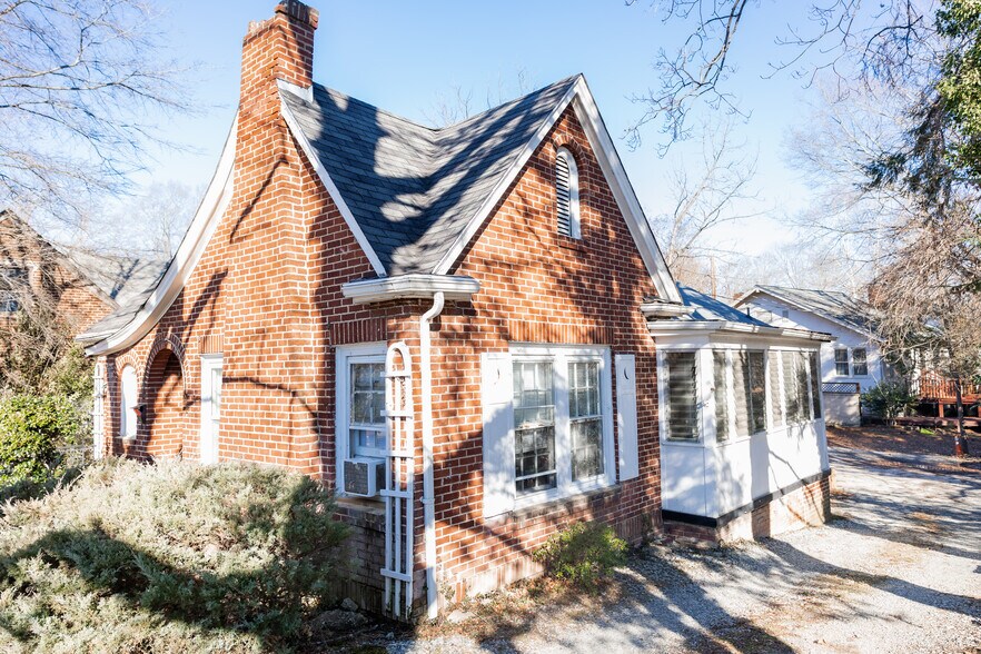 Building Photo - 202 E Lake Dr