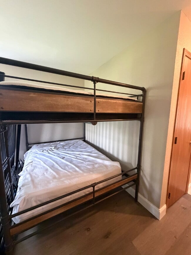 Building Photo - FULLY FURNISHED 2Br / Ground Floor Condo