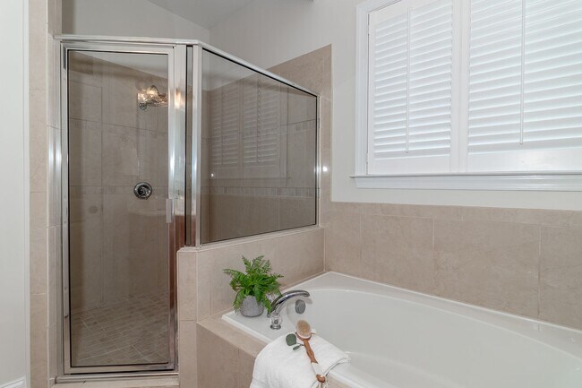 Building Photo - Lovely Riverwood Home