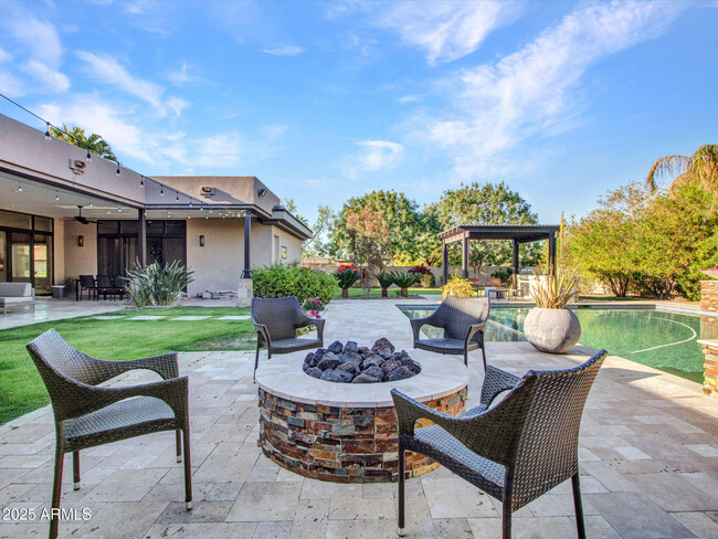 Building Photo - 6031 E Paradise Dr