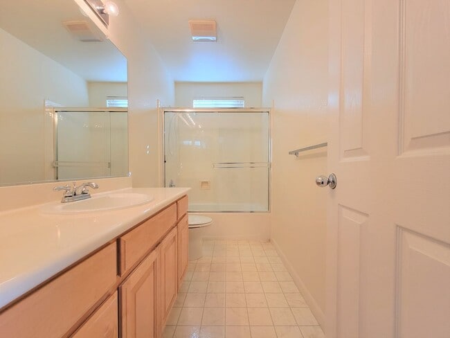 Building Photo - Large Single Family Home in Desirable Univ...