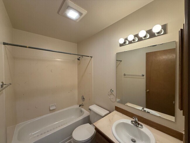 Building Photo - Beautiful 4 bed 2.5 bath Edmonds, WA. $3850/mo.