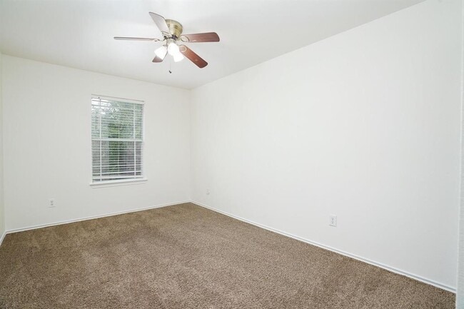 Building Photo - 140 Opal Lake Dr