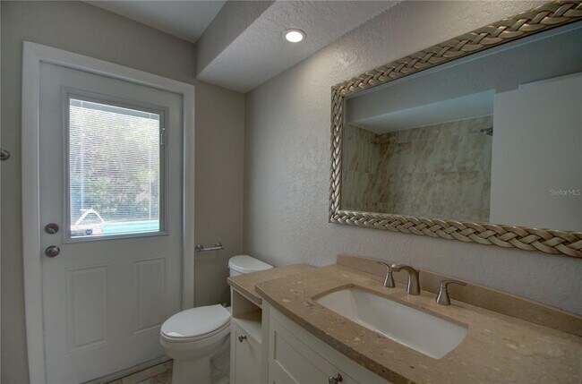 Building Photo - 904 Wellington Dr