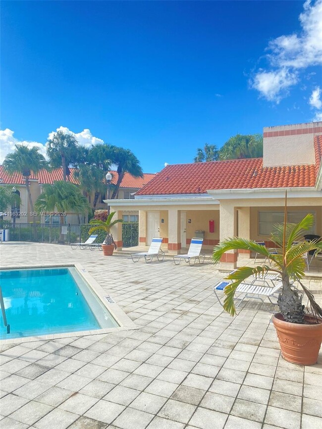 Building Photo - 3310 Pinewalk Dr N