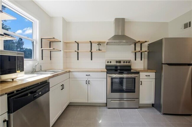 Building Photo - 551 Valley Hill Rd SE