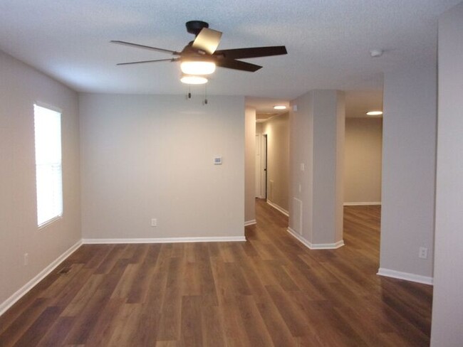 Building Photo - Beautifully Renovated 3 Bedroom 2 Bath Hom...