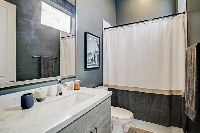 Building Photo - 1004 California St