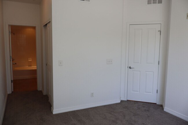 Building Photo - Convenient Fort Collins Location – Updated...