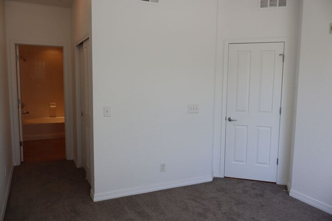 Building Photo - Get Settled with a $500 Move-In Bonus – St...