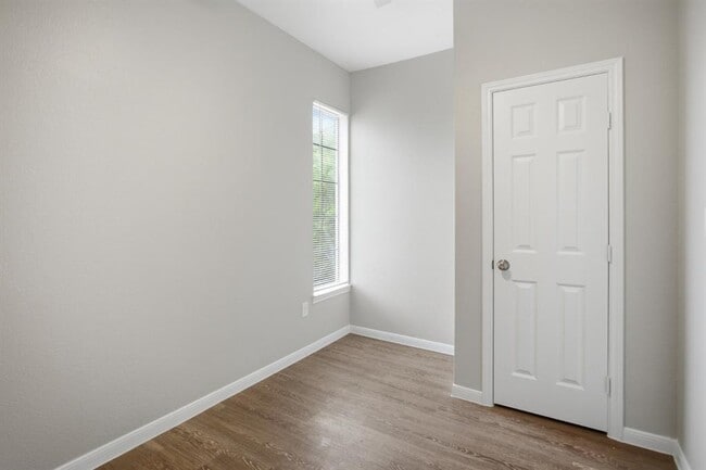 Building Photo - 611 Carpenter Ave