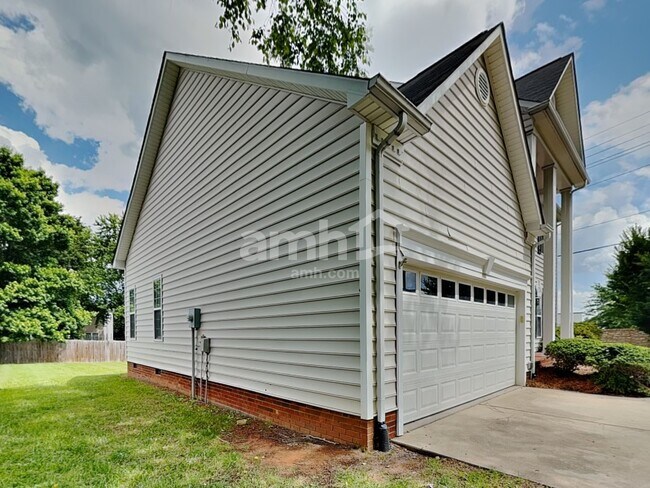 Building Photo - 105 Village Club Ln