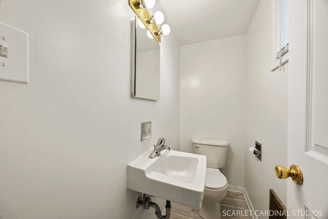 Building Photo - 1S213 Holyoke Ln