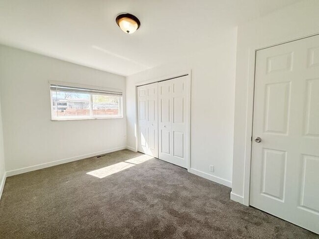 Building Photo - 2 Bed 1 Bath - New carpet - New paint - Great location!