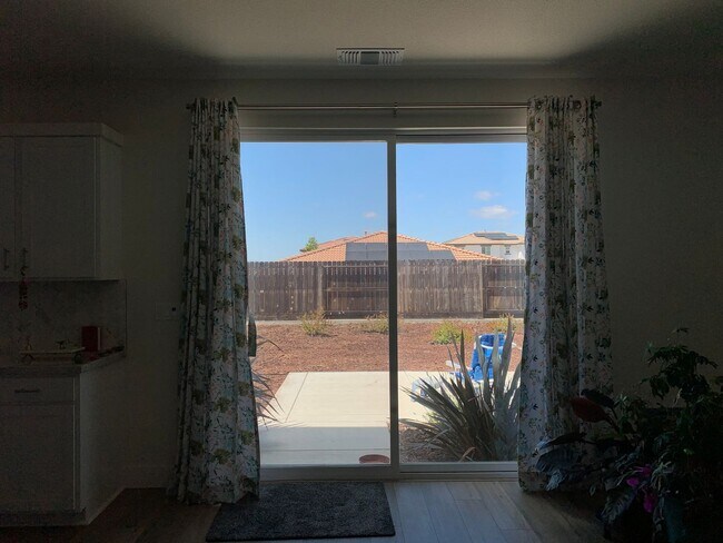 Building Photo - 4 Bedroom Home in Hollister with 3 Full Bathrooms and Central A/C