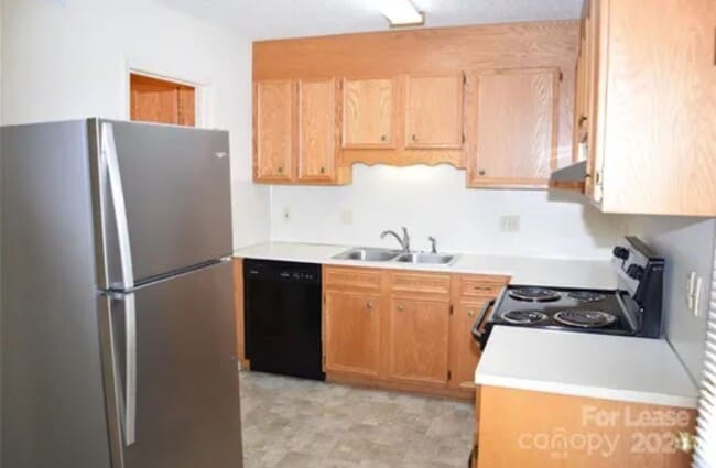 Building Photo - Private 2BD/1.5BA Townhouse in Prime NW Hi...