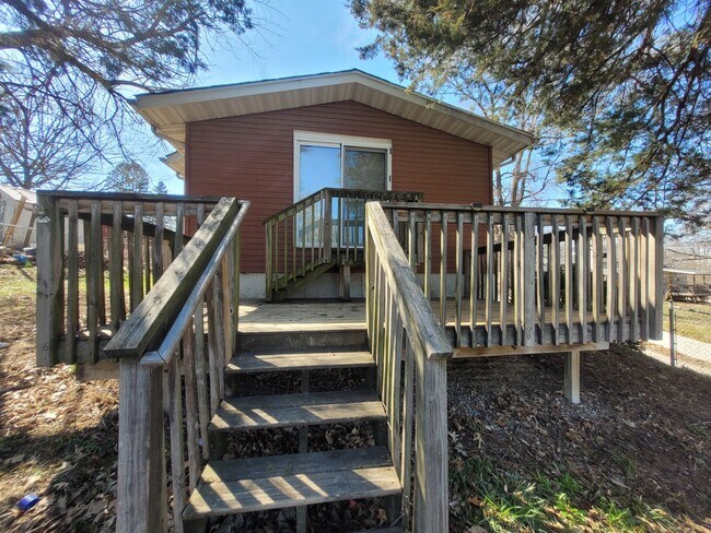 Building Photo - Four bedroom home on Indianola Ave with large yard and two decks!