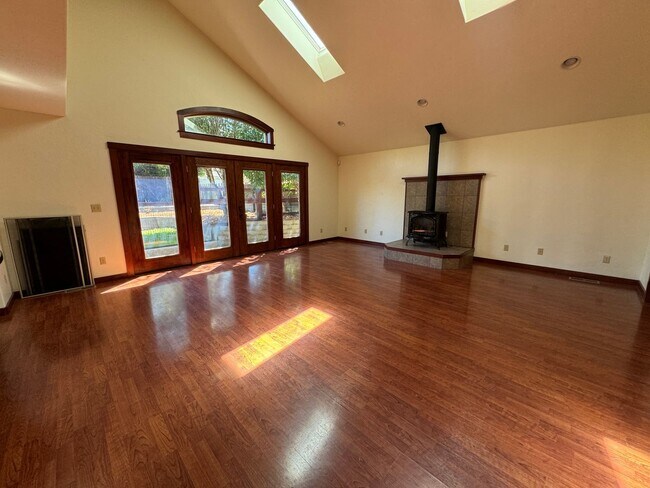 Building Photo - 4br/3bth CRAFTSMAN STYLE HOUSE in Arcata