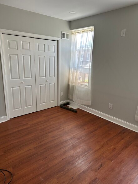 Master bedroom - 6020 Kershaw St