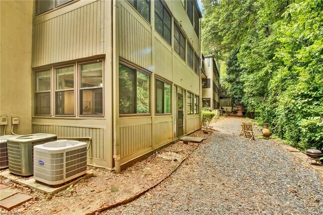 Building Photo - 12 Vista Square NW