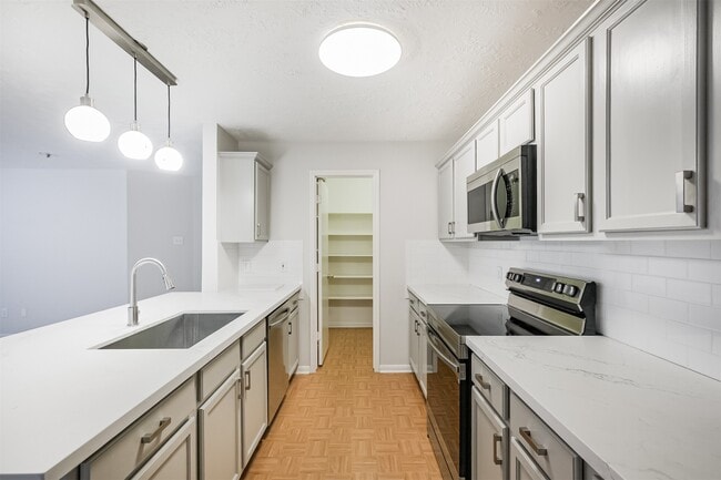 Building Photo - 8051 Bay Branch Dr