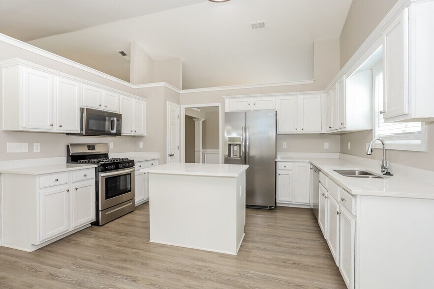 Building Photo - 402 Black Fox Dr