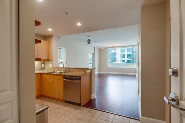 Building Photo - Modern 2 bed / 2 bath Condo in Little Ital...