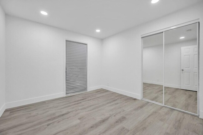 Building Photo - 1015 NE 17th Ave