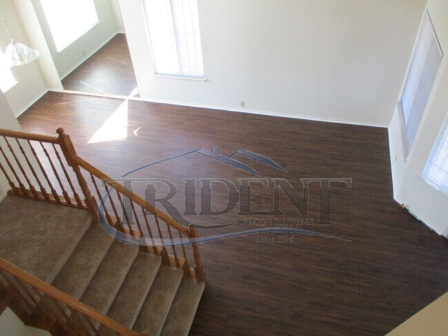 Building Photo - Large 4 bedroom, 3 bath house located on a large lot