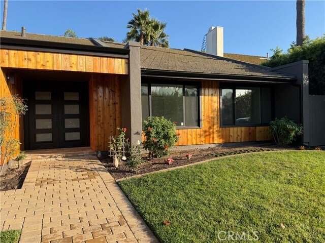 Building Photo - 15999 Via De Las Palmas