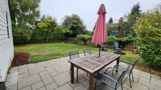 Building Photo - 11315 Roosevelt Way NE