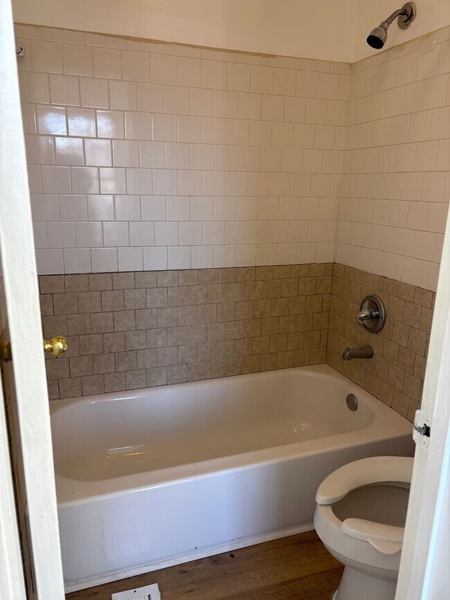 Building Photo - Spacious