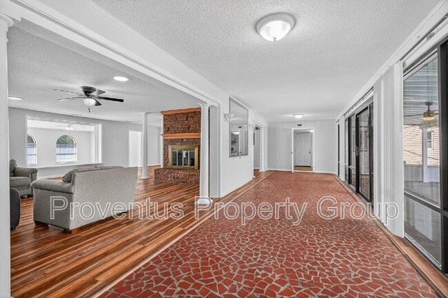Building Photo - 8 Manor Dr