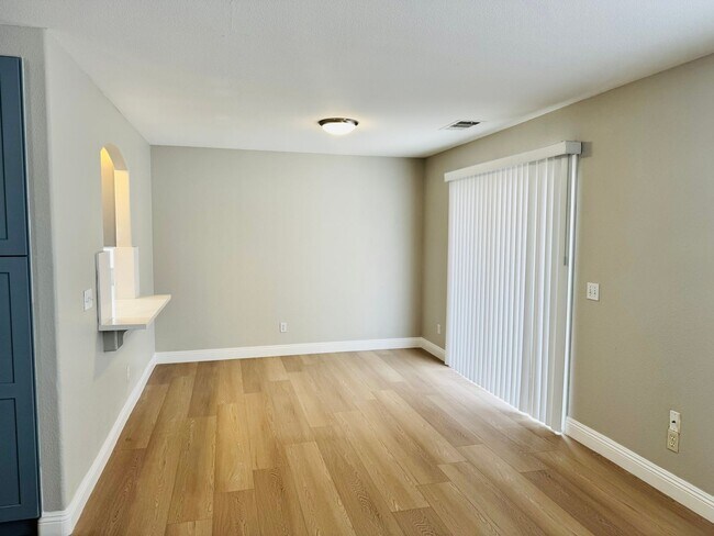 Building Photo - 4 Bedrooms Home For Rent