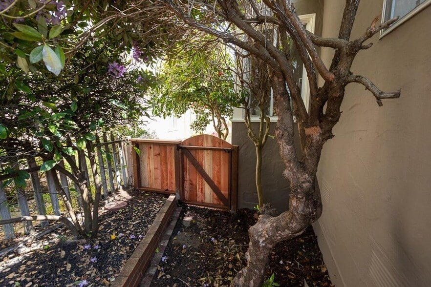 Building Photo - Elegant Kensington living with comfort, character, and scenic appeal
