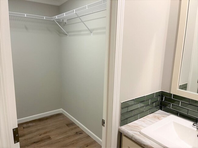 Building Photo - 1077 Cloverleaf Cir