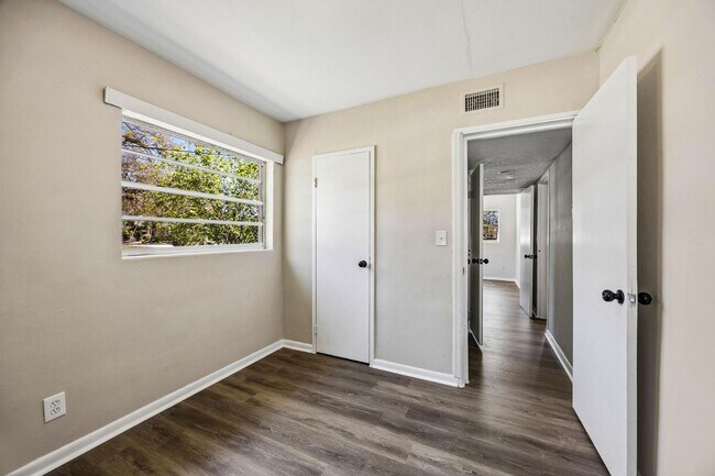 Building Photo - 1629 E 9th St