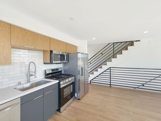 Building Photo - Massive 4 & 5 Bed Luxury Townhomes
