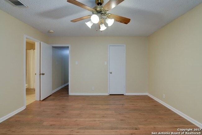 Building Photo - 3/2 1 Story Open Concept Far West SA