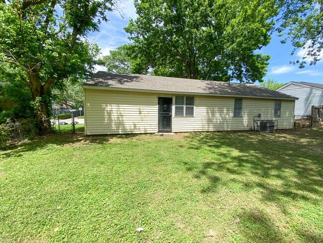 Building Photo - 3 bedroom 2 bathroom near Ramill and St Elmo