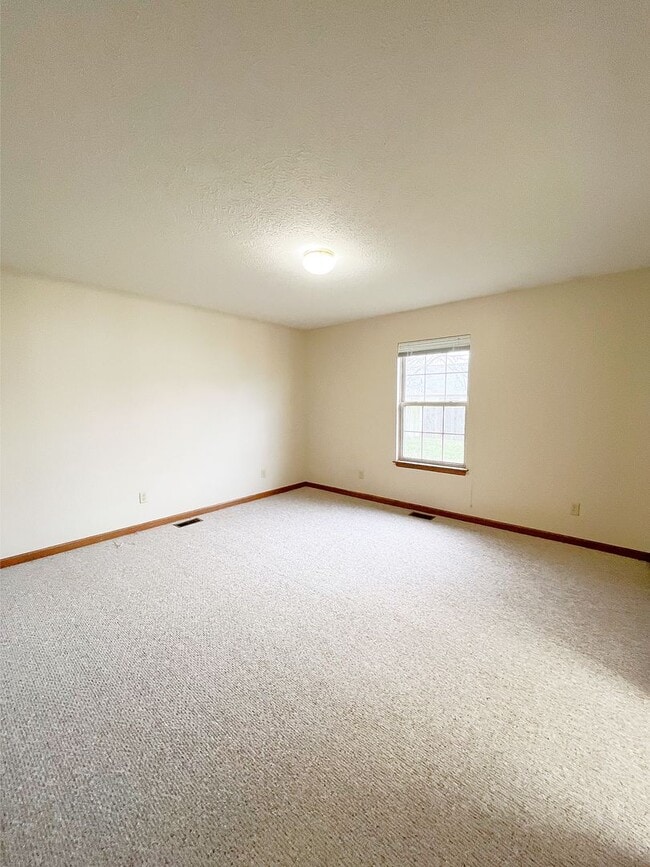 Building Photo - Large 2 Bedroom Condo