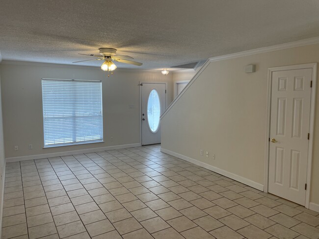 Building Photo - 13 Fleetwood Pl