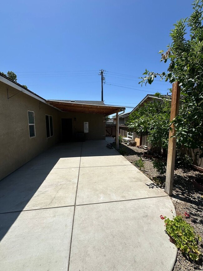 Building Photo - 909 E Olive Ave