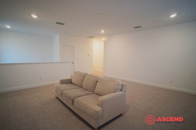 Building Photo - Luxurious 5 bedroom located in Gossamer Grove!