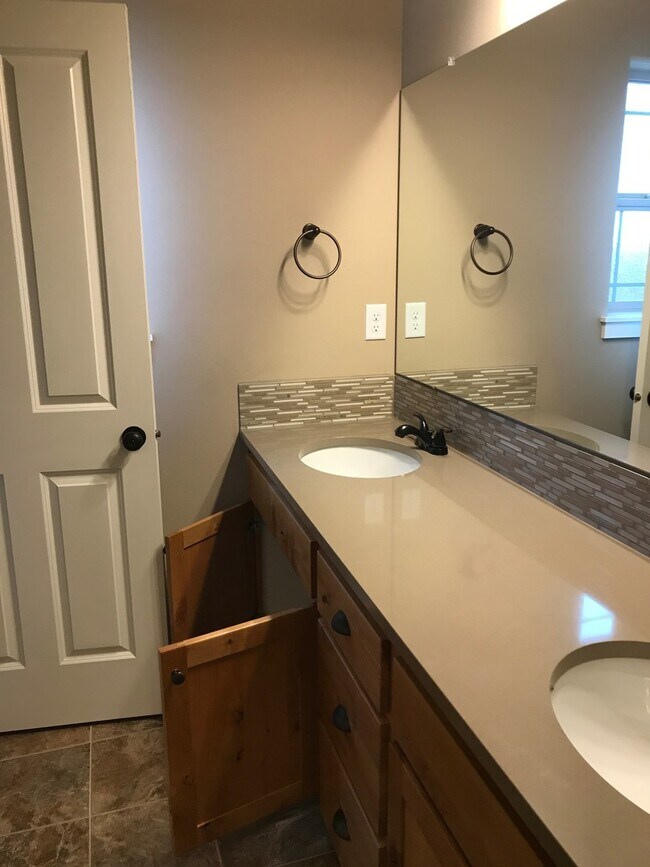 Building Photo - Single Level Home 3 Bedroom / 2 Bathroom in NW Redmond Oregon