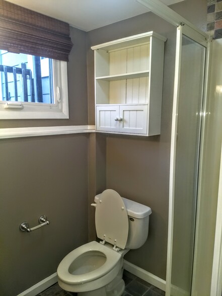 4th bathroom - 16351 Petro Dr