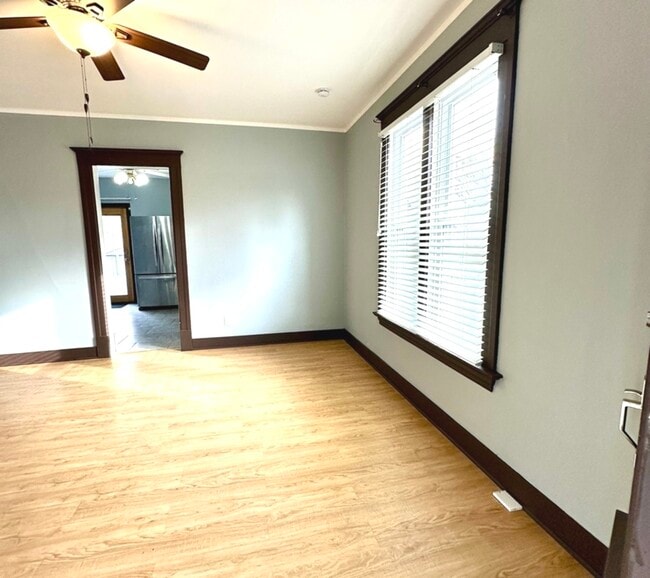 Building Photo - 408 S Gardiner Ave